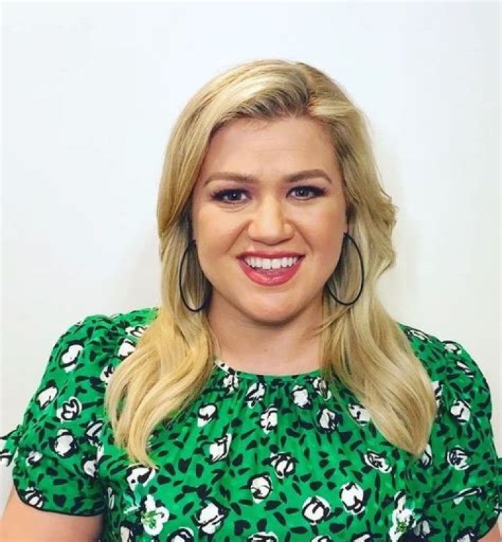 Kelly Clarkson Age, Net Worth, Boyfriend, Family & Biography