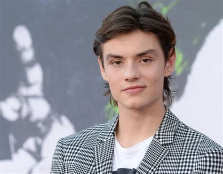 Louis Partridge Age, Net Worth, Girlfriend, Family and Biography (Updated 2023)