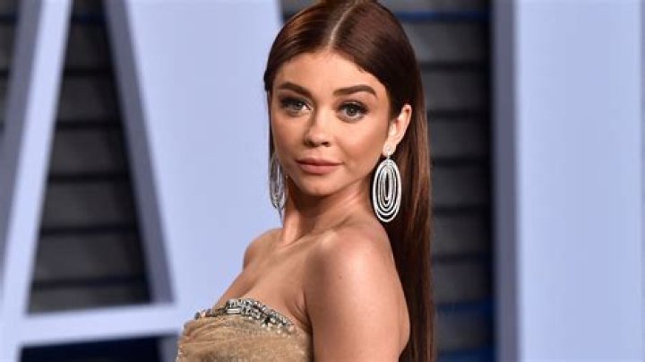 Modern Family's Sarah Hyland shows off stunning cherry pink hair and looks unrecognisable