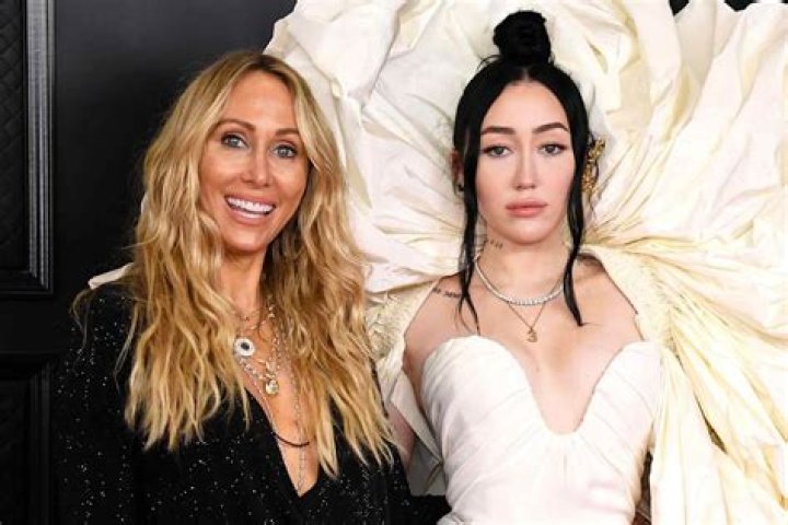 Noah Cyrus and her new boyfriend had a smoothie and some watermelon in