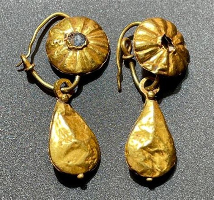 Roman Gold Earring, set with a cabachon dating to the 2nd/3rd