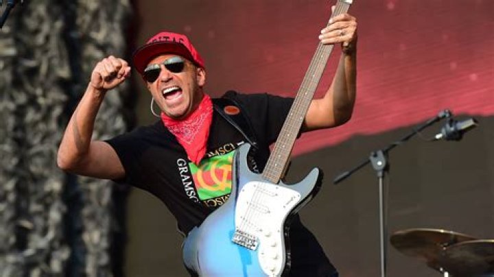 Tom Morello subió foto posando con la bandera mapuche y un grupo de