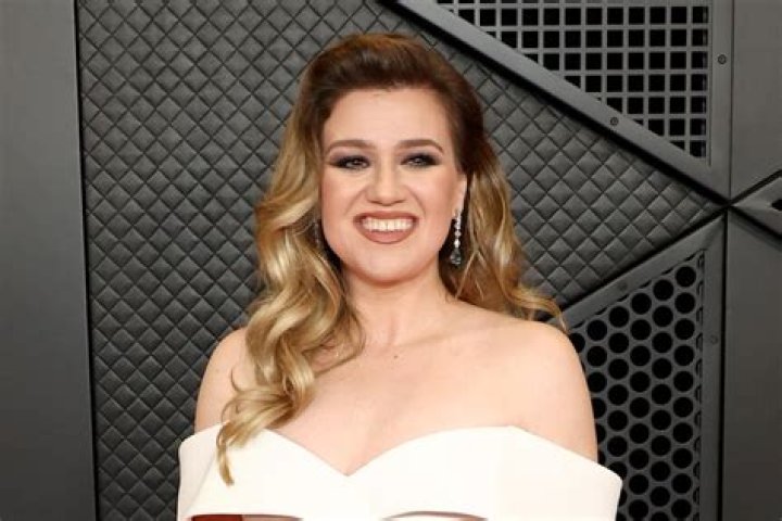 Unraveling The Mystery Behind Kelly Clarkson's Size